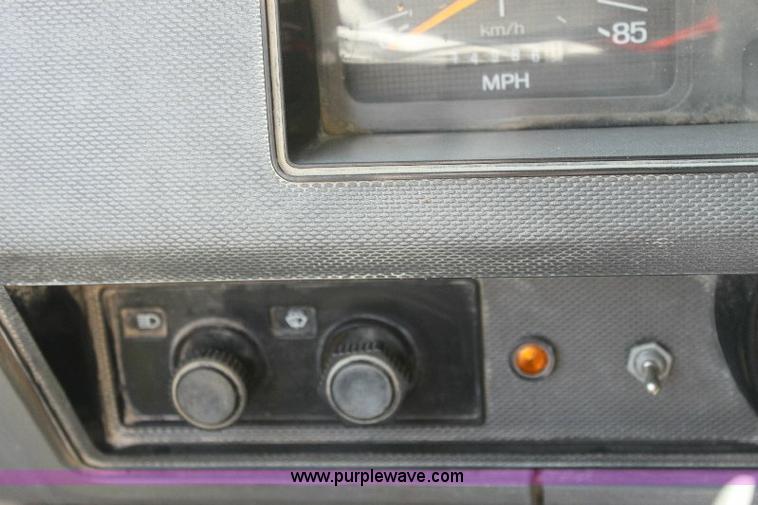 image for item A2558 1986 Ford F350 XL pickup truck