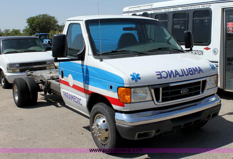 image for item A2586 2005 Ford E350 ambulance cab and chassis