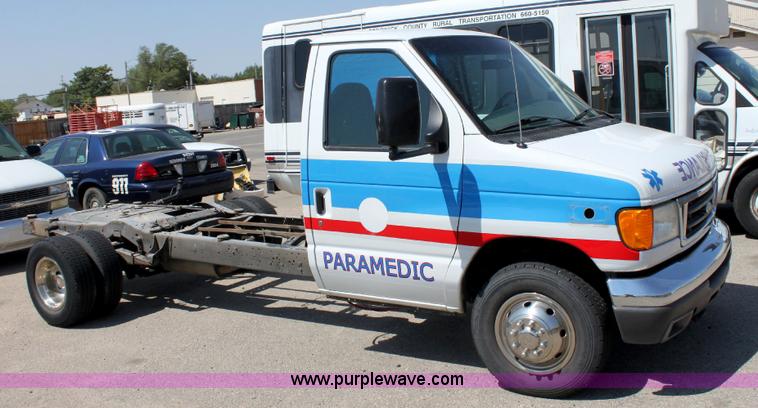 image for item A2586 2005 Ford E350 ambulance cab and chassis