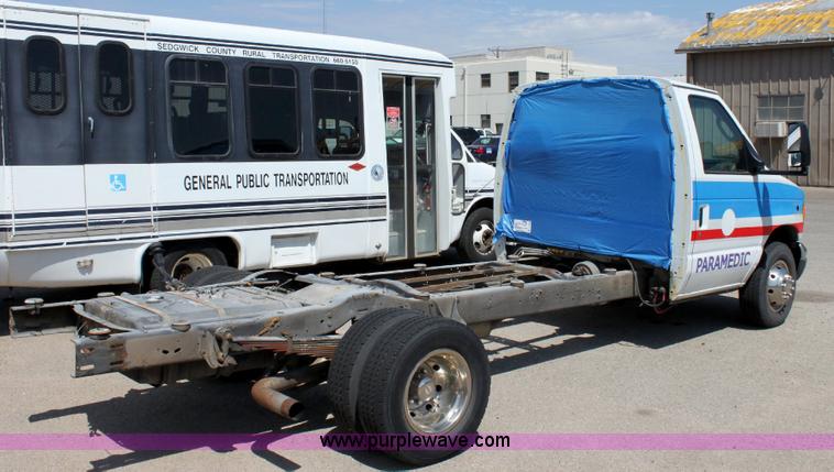 image for item A2586 2005 Ford E350 ambulance cab and chassis