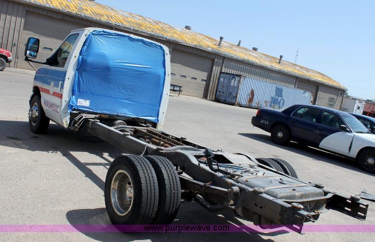 image for item A2586 2005 Ford E350 ambulance cab and chassis