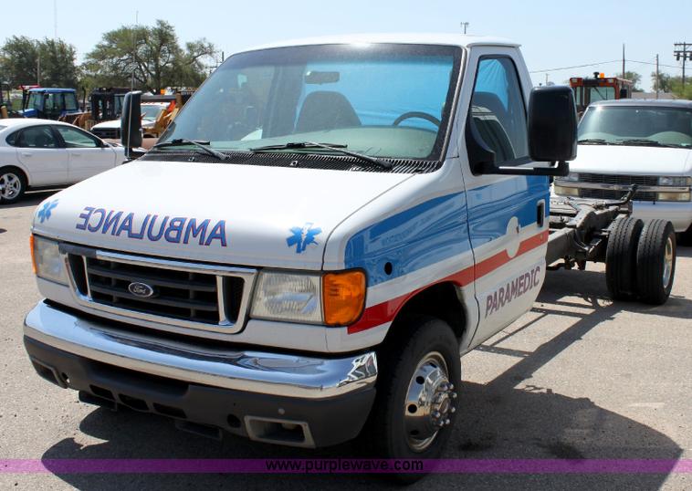 image for item A2586 2005 Ford E350 ambulance cab and chassis