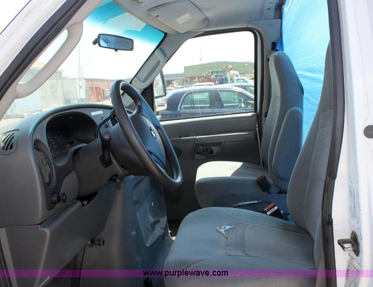 image for item A2586 2005 Ford E350 ambulance cab and chassis