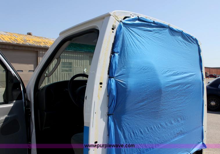 image for item A2586 2005 Ford E350 ambulance cab and chassis