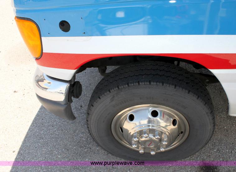 image for item A2586 2005 Ford E350 ambulance cab and chassis
