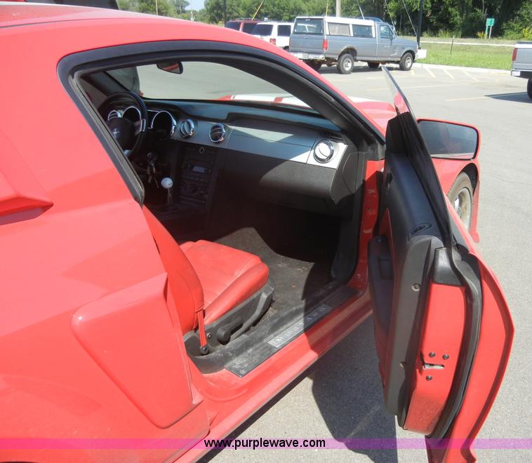 image for item A3077 2005 Ford Mustang GT