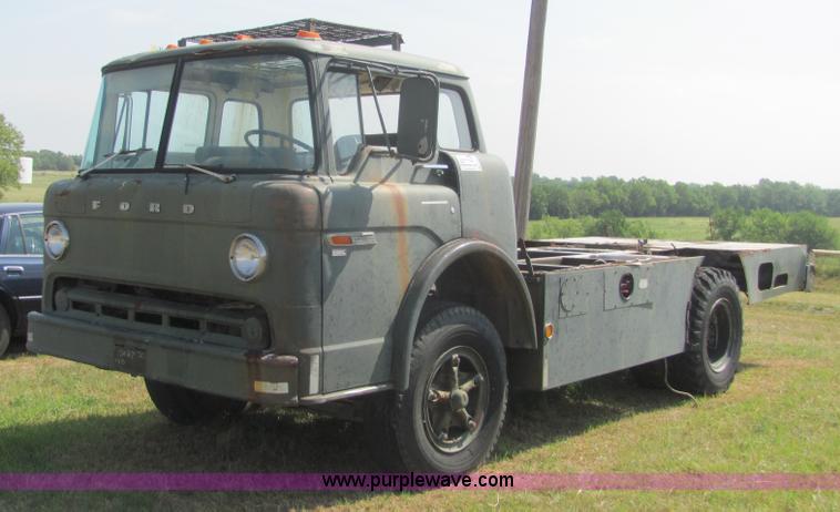 image for item A3672 1983 Ford 800