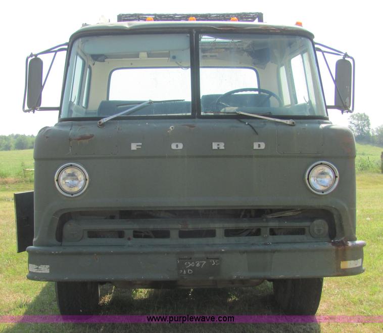 image for item A3672 1983 Ford 800