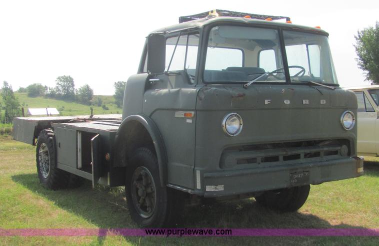 image for item A3672 1983 Ford 800