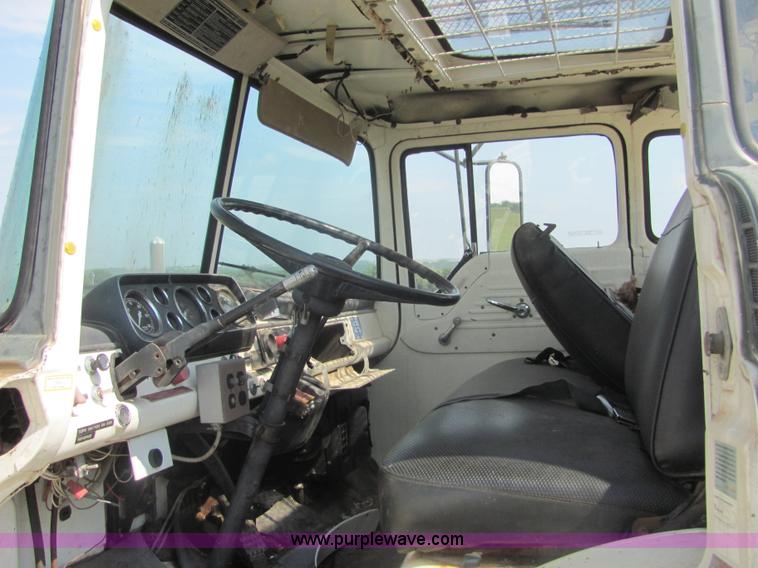 image for item A3672 1983 Ford 800