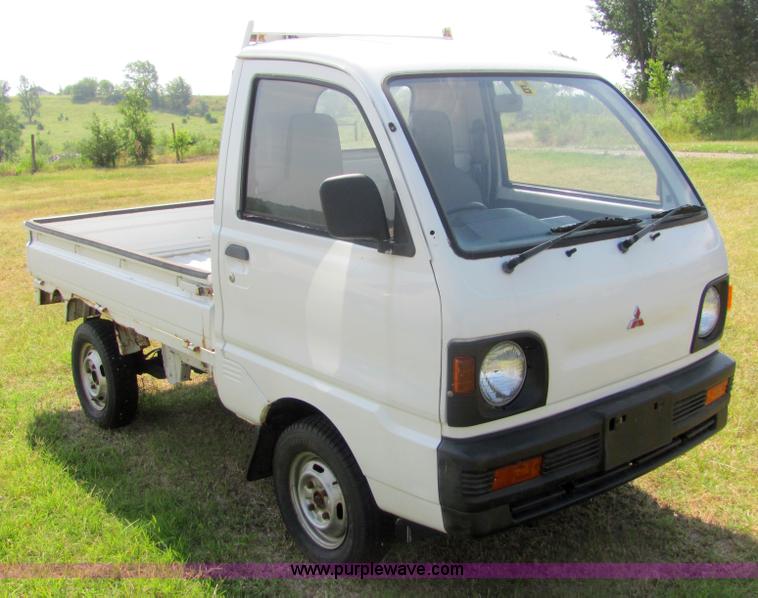 image for item A3675 1992 Mitsubishi mini pickup truck