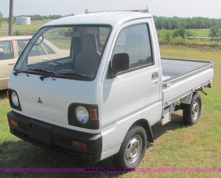 image for item A3675 1992 Mitsubishi mini pickup truck
