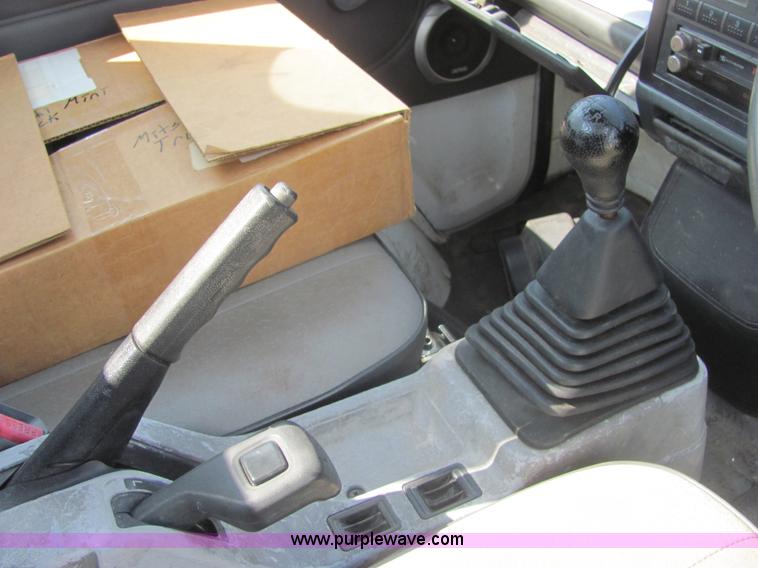 image for item A3675 1992 Mitsubishi mini pickup truck
