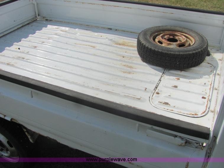 image for item A3675 1992 Mitsubishi mini pickup truck