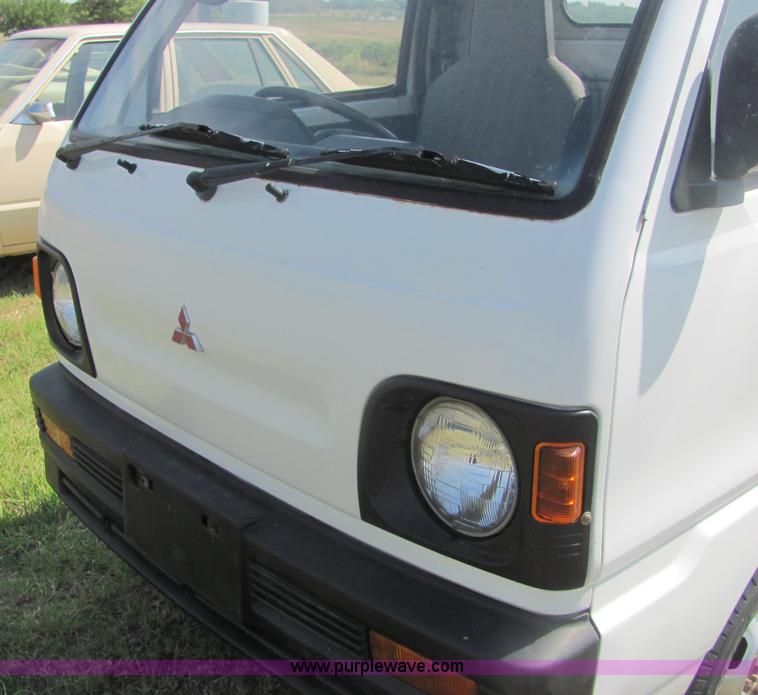 image for item A3675 1992 Mitsubishi mini pickup truck