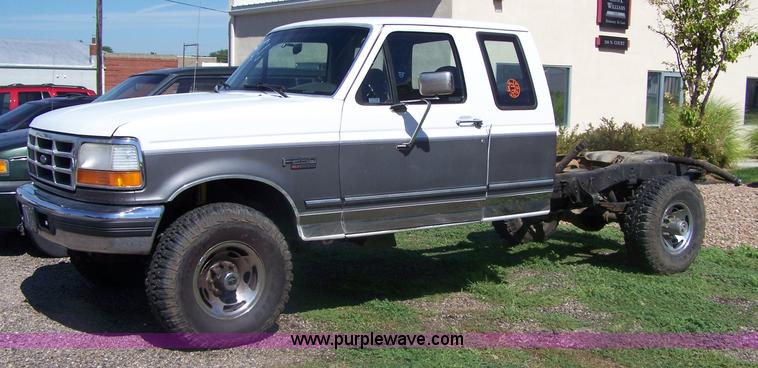 image for item A4541 1993 Ford F250 XLT pickup truck cab and chassis