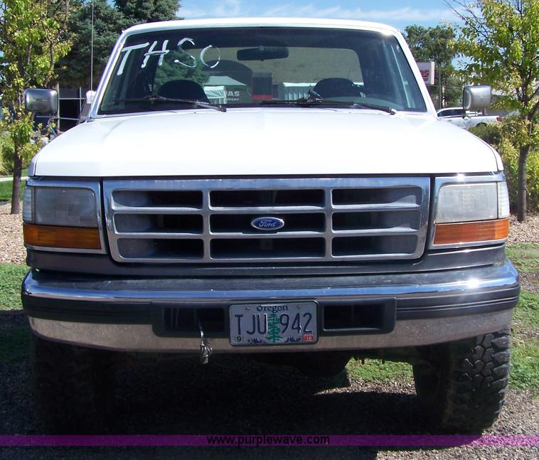image for item A4541 1993 Ford F250 XLT pickup truck cab and chassis