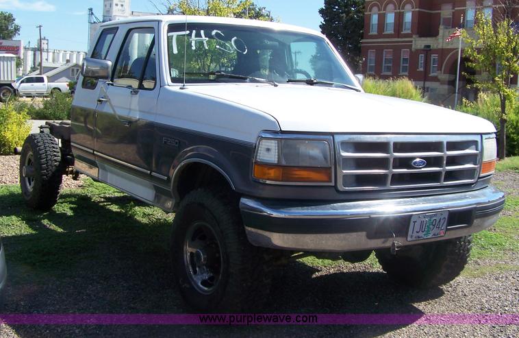 image for item A4541 1993 Ford F250 XLT pickup truck cab and chassis