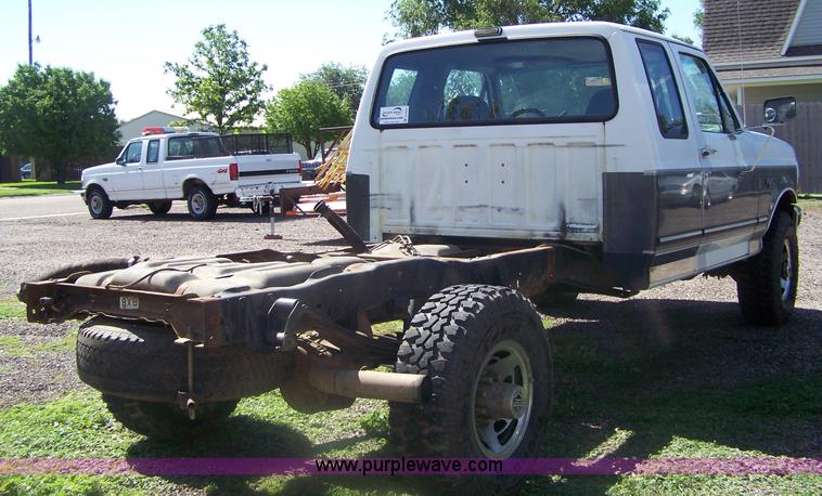 image for item A4541 1993 Ford F250 XLT pickup truck cab and chassis