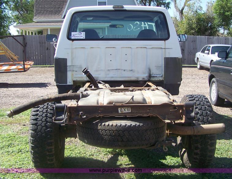 image for item A4541 1993 Ford F250 XLT pickup truck cab and chassis