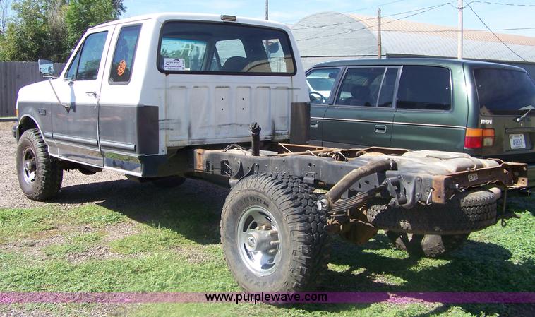 image for item A4541 1993 Ford F250 XLT pickup truck cab and chassis