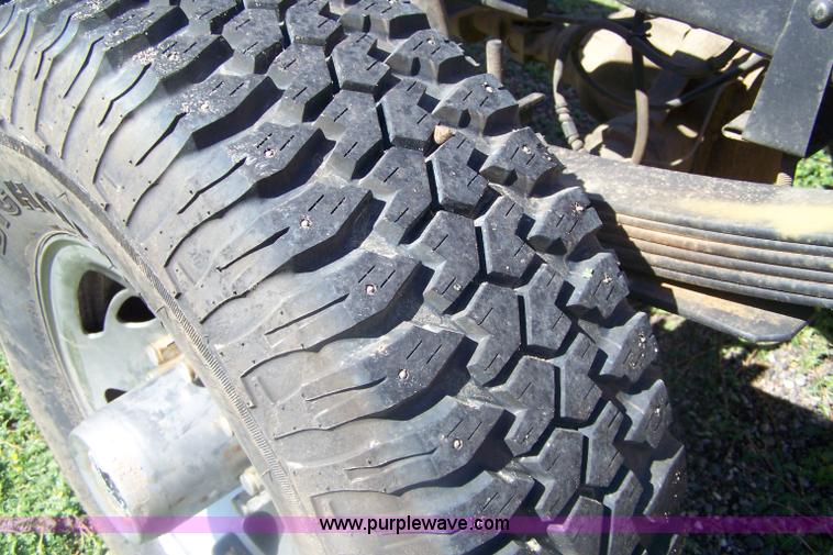 image for item A4541 1993 Ford F250 XLT pickup truck cab and chassis