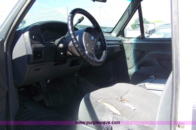 image for item A4541 1993 Ford F250 XLT pickup truck cab and chassis