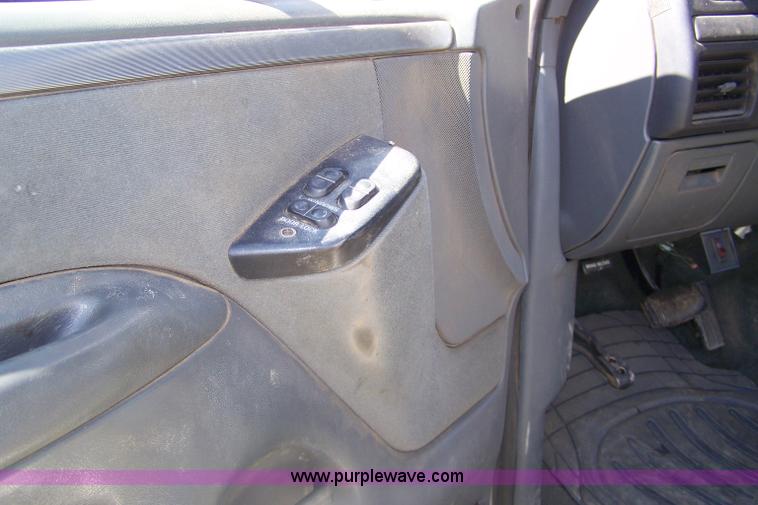 image for item A4541 1993 Ford F250 XLT pickup truck cab and chassis