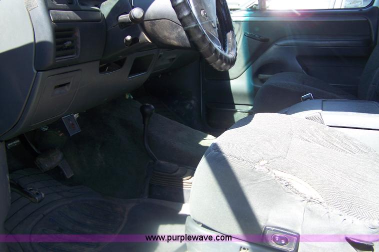 image for item A4541 1993 Ford F250 XLT pickup truck cab and chassis