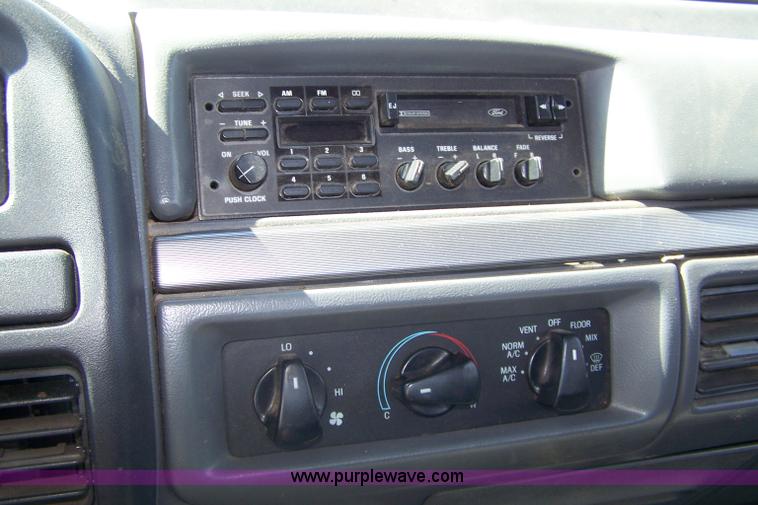 image for item A4541 1993 Ford F250 XLT pickup truck cab and chassis