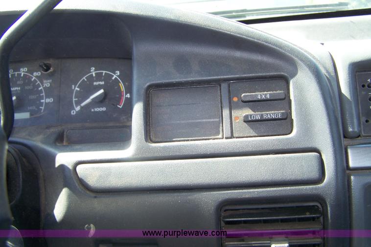 image for item A4541 1993 Ford F250 XLT pickup truck cab and chassis