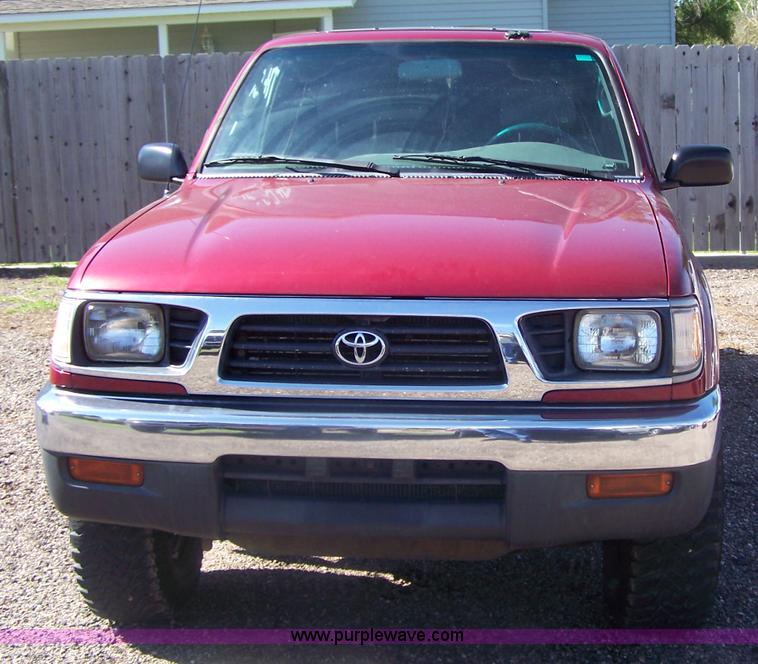 image for item A4543 1997 Toyota Tacoma LX extended cab pickup truck