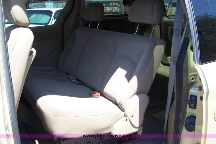 image for item A4570 2001 Dodge Caravan Sport mini van