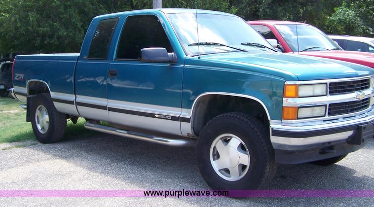 image for item A4572 1997 Chevrolet Silverado 1500 Z71 extended cab pickup truck
