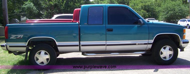 image for item A4572 1997 Chevrolet Silverado 1500 Z71 extended cab pickup truck