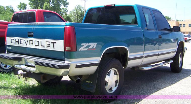 image for item A4572 1997 Chevrolet Silverado 1500 Z71 extended cab pickup truck
