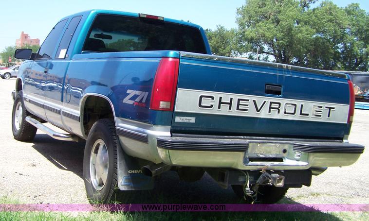 image for item A4572 1997 Chevrolet Silverado 1500 Z71 extended cab pickup truck