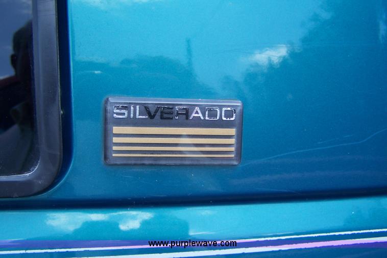 image for item A4572 1997 Chevrolet Silverado 1500 Z71 extended cab pickup truck