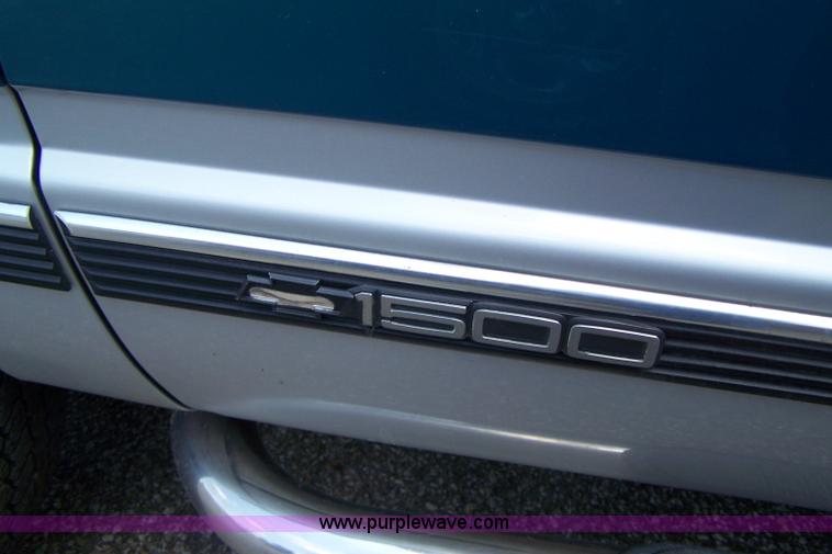 image for item A4572 1997 Chevrolet Silverado 1500 Z71 extended cab pickup truck