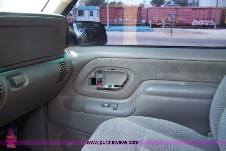 image for item A4572 1997 Chevrolet Silverado 1500 Z71 extended cab pickup truck