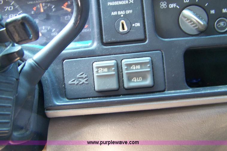 image for item A4572 1997 Chevrolet Silverado 1500 Z71 extended cab pickup truck