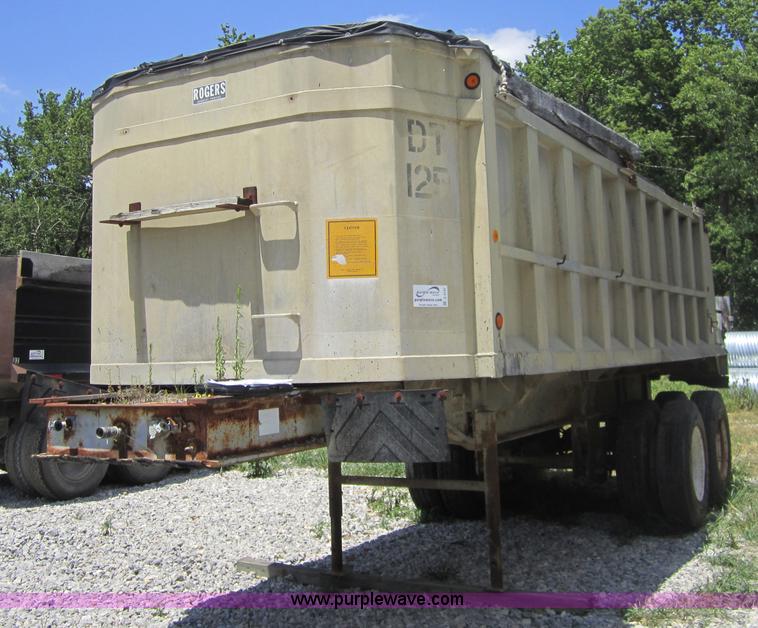 image for item A4737 1992 Rogers end dump trailer