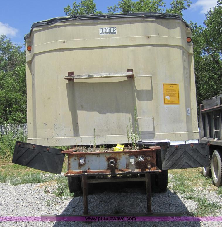 image for item A4737 1992 Rogers end dump trailer