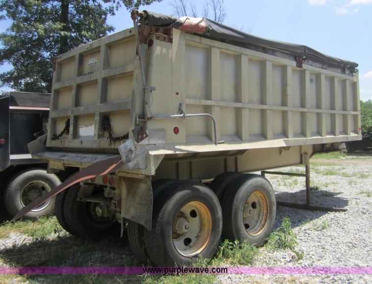 image for item A4737 1992 Rogers end dump trailer
