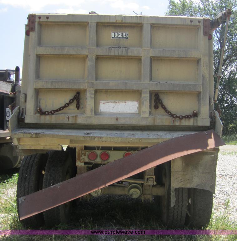 image for item A4737 1992 Rogers end dump trailer