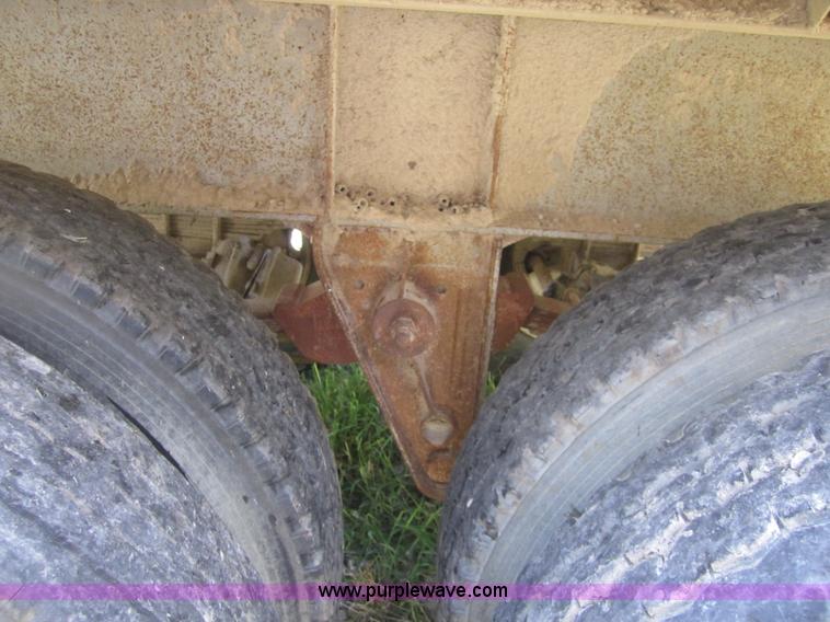 image for item A4737 1992 Rogers end dump trailer