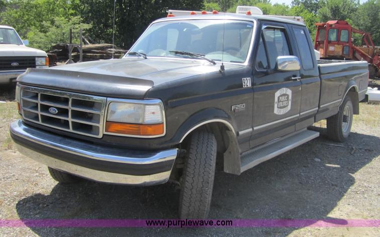 image for item A4748 1995 Ford F250 pickup truck