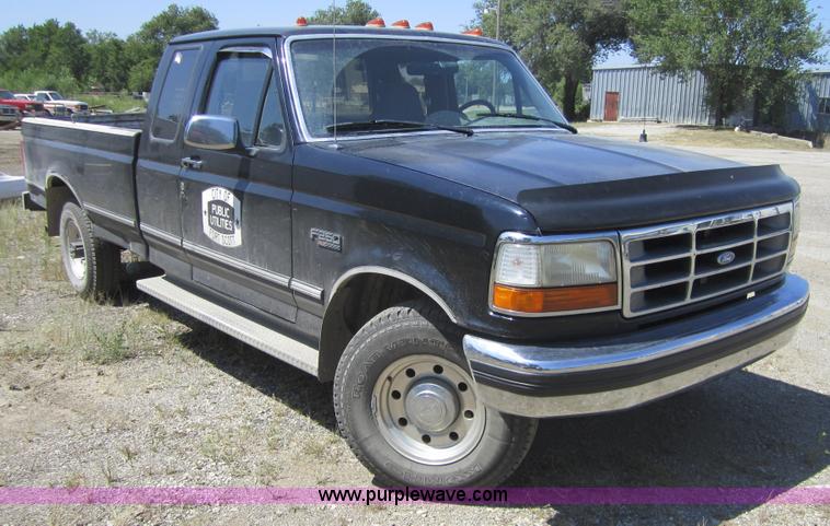 image for item A4748 1995 Ford F250 pickup truck