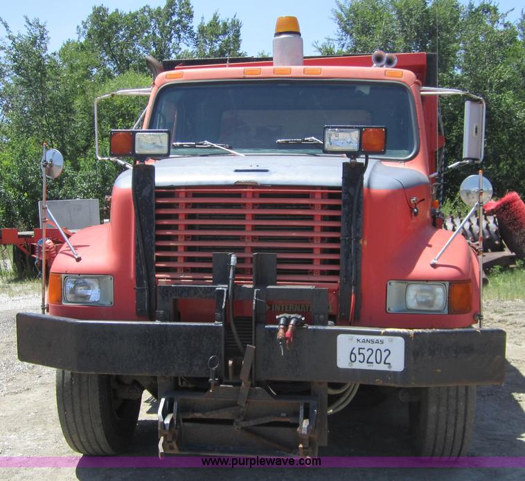 image for item A4753 1993 International 4900 dump truck