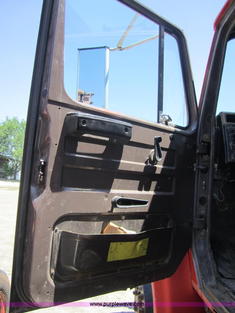 image for item A4753 1993 International 4900 dump truck